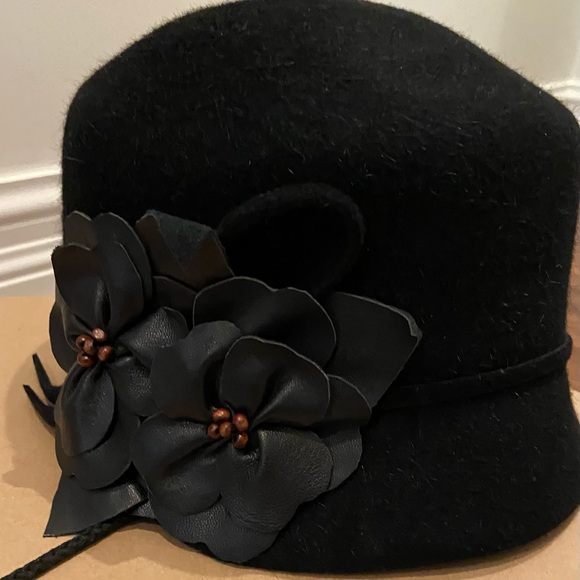 Black felt hat with leather floral detail - Picture 1 of 2